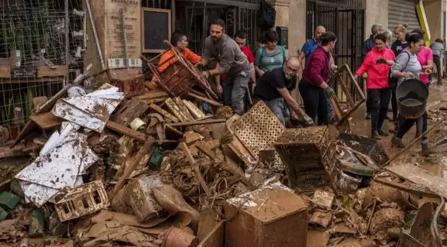 After the flood disaster in Spain, volunteers began cleaning the streets.