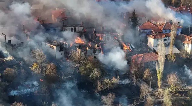 A fire that broke out in the landfill in Kütahya spread to the houses.