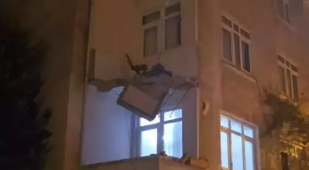 A balcony collapsed in a building in Kartal, and the residents were evacuated.