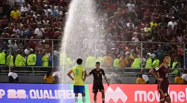 Those on the field were taken by surprise! It suddenly opened up while heading towards the goal.