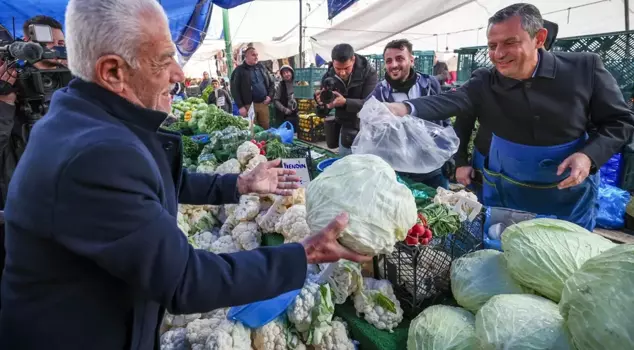 The leader of the CHP, Özel, wore an apron and sold cabbage.