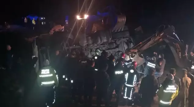 A truck loaded with straw overturned in Malatya: 1 police officer martyred, 1 police officer injured.