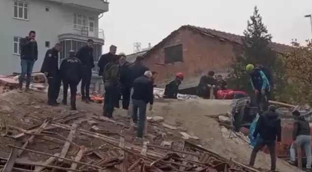 During the demolition in Malatya, a collapse occurred! The excavator operator was trapped under the rubble.