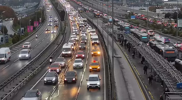 The students started their classes, and the traffic in Istanbul came to a standstill.