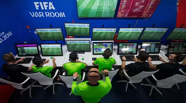 The era of foreign VAR referees in the Super League is starting: The first trial will be in the derby.