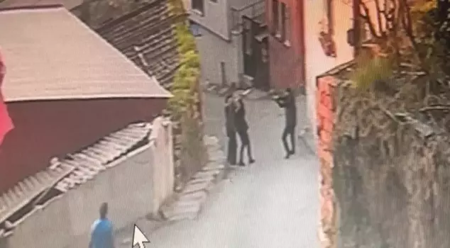 The man who held a knife to his girlfriend's throat in Beyoğlu was shot.