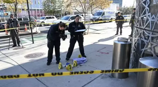 Stabbing attack in New York: 2 dead, 1 injured.