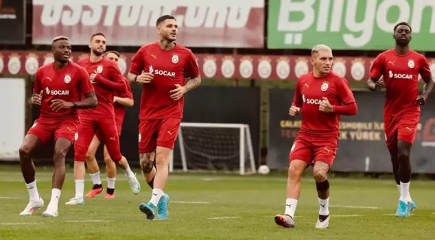 The Galatasaray football player had to attend training wearing a mask.