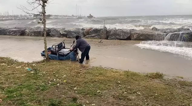 In Istanbul, where the south wind blew, waves several meters high formed.