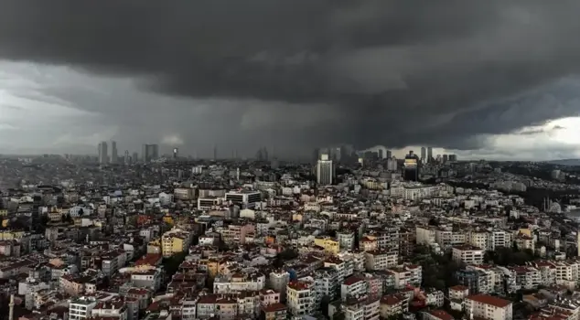 After the warnings from the Meteorology and AKOM, the expected rainfall has started in Istanbul.