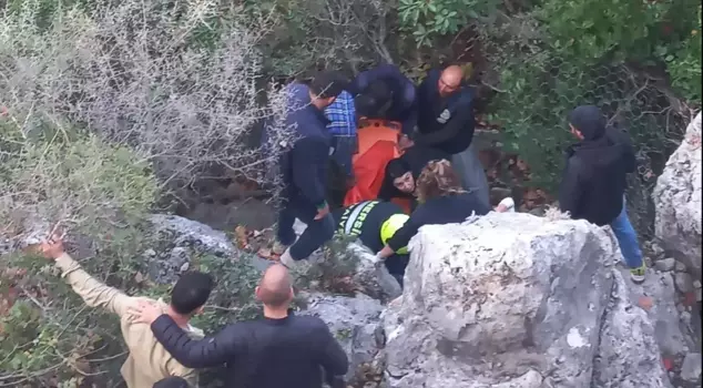 The driver, who was trying to start the car by pushing it, fell into a ravine and was seriously injured.