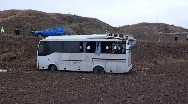 A minibus heading to a funeral in Çankırı overturned into a ditch: 29 injured.