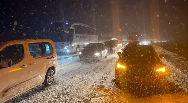 Snow captivity in Bolu! The highway is closed to traffic.