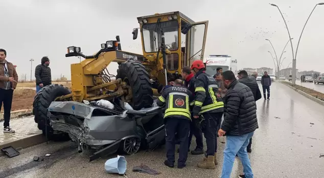 In Elazığ, a grader crushed a car like paper.