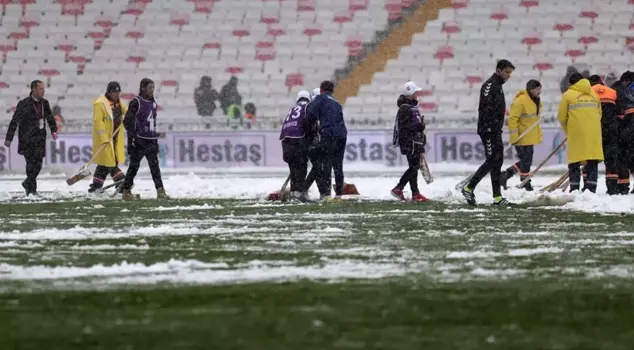 The Sivasspor-Kasımpaşa match started late due to snowfall.