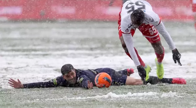 During the match, the commentator gives the referee an unusual suggestion.