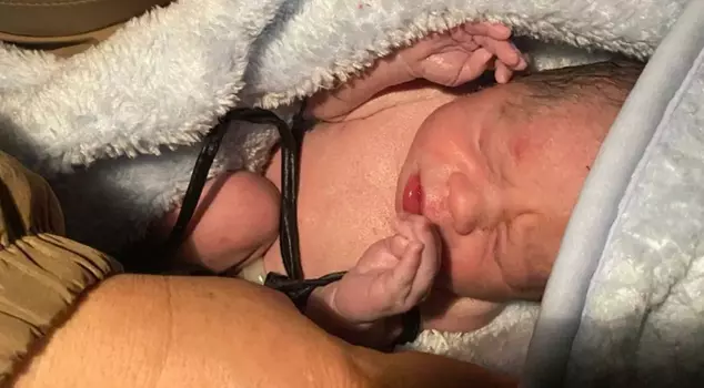 The woman who was stranded on the road gave birth in a gendarmerie vehicle.