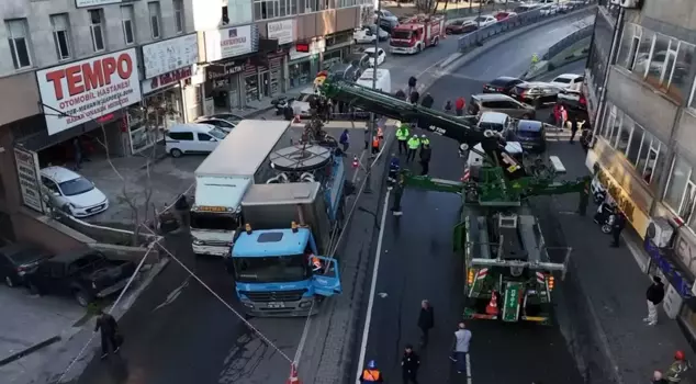 In Güngören, the road collapsed, and 2 trucks fell into the pit.