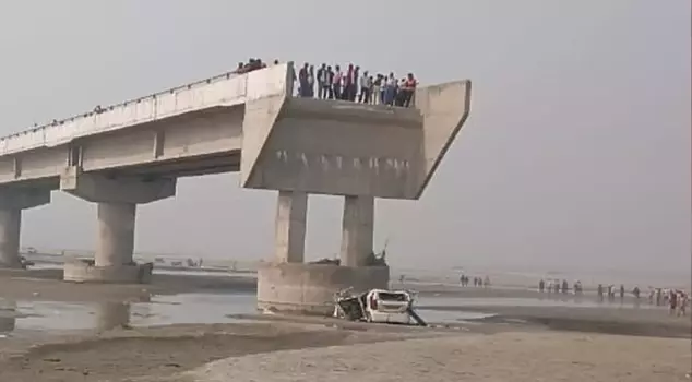 A vehicle fell from an incomplete bridge in India: 3 dead.