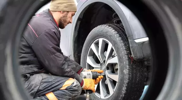 Drivers flocked to tire shops in Elazığ due to the mandatory winter tire requirement.