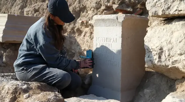 A 2,000-year-old inscription belonging to Hadrian has been found in Uşak.