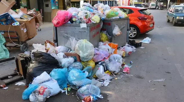 In Bayraklı, the garbage that was not collected due to the strike has overflowed onto the streets.