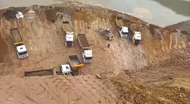 In Gebze, 7 trucks and 1 excavator fell down due to a landslide.