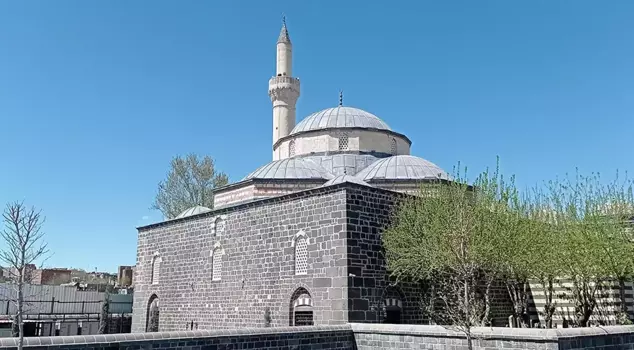 Fire in a 508-year-old mosque.