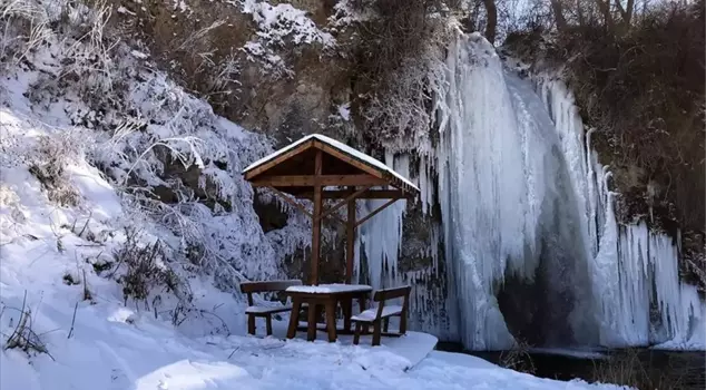 In Bayburt, the temperature is minus 20 degrees: Sarıkayalar Waterfall has frozen.