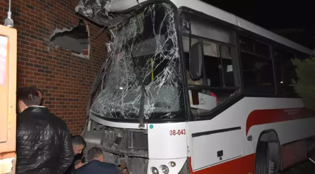 A municipal bus crashed into the garden of a shopping center in Izmir: 1 injured.