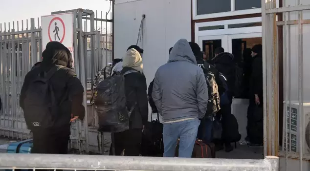 While the wave of migration to Turkey is being discussed, Syrians are returning to their homeland at the Hatay border.