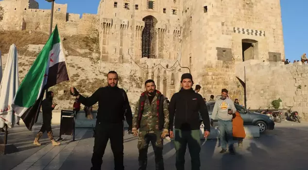 The traces of the regime are being erased in Aleppo: Victory celebration at the historic castle.