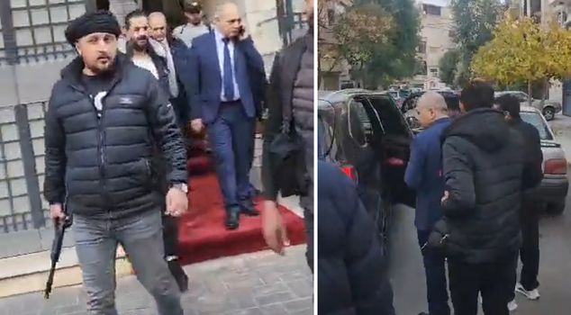 رئيس الوزراء المخلوع غازي الجلالي غادر منزله لتسليم الحكومة.