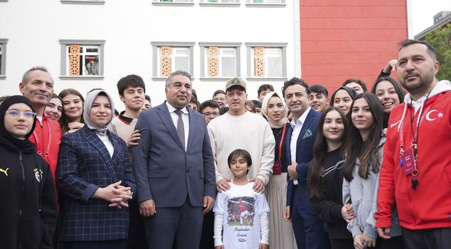 The election promise brought Mesut Özil to the school.