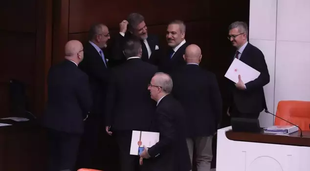A striking moment in the Turkish Grand National Assembly! Sakık with a DEM talked with Hakan Fidan.