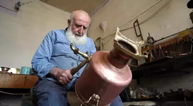 The 81-year-old master is fulfilling requests from abroad for handcrafted copper samovars.