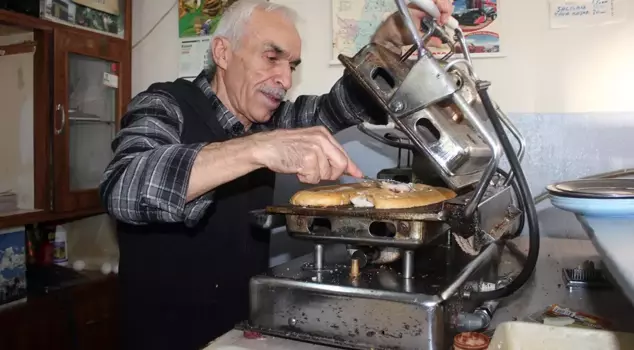 The shopkeeper selling toast for 10 TL explained how he made a profit.