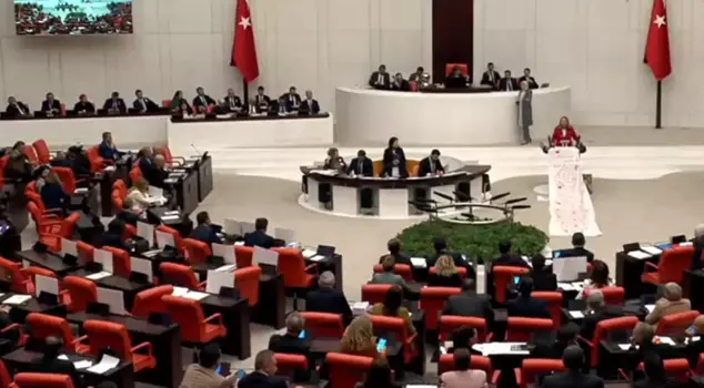 CHP member Dinçer hung a shroud on the parliamentary podium.