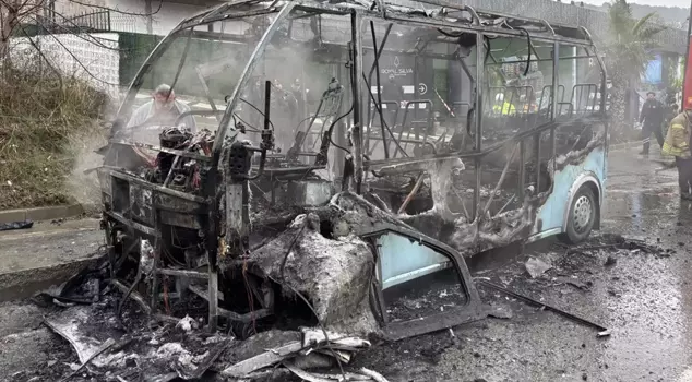 A minibus carrying 20 passengers burned to ashes in Istanbul.