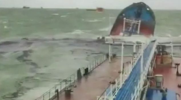 في البحر الأسود، غرقت واحدة من ناقلتي النفط التابعتين لروسيا، بينما جرفت الأخرى.
