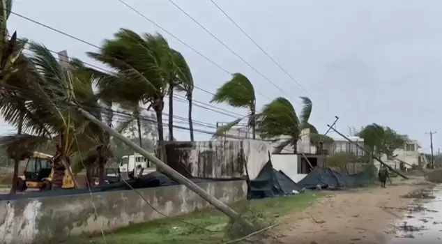 The strongest cyclone in 90 years has hit the French island: 1,000 casualties expected.