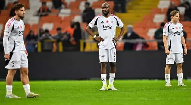 Unexpected event during halftime: Beşiktaş players returned from the locker room.