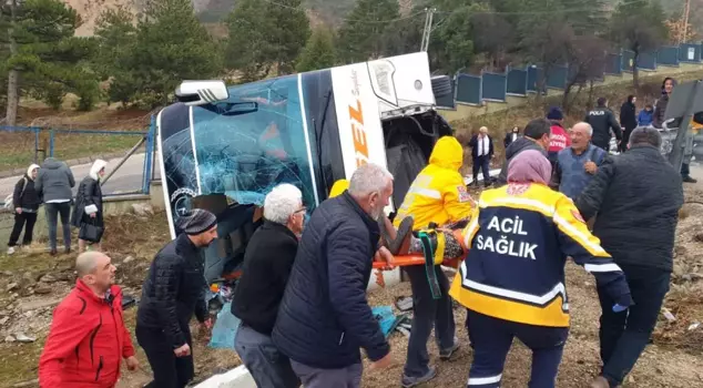 A passenger bus overturned in Isparta: 1 dead, 18 injured.