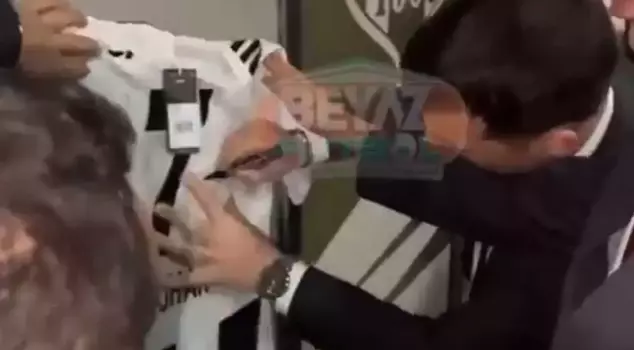 Referee Cihan Aydın signed the jersey of Beşiktaş, the team he officiated.