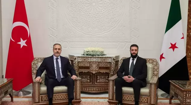 The striking detail of the Turkish flag at the summit in Damascus.