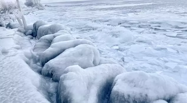 The waves in Çıldır Lake even froze in the sea.