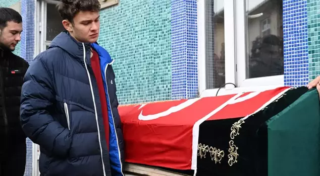 A painful farewell to the twin brother! He did not leave the side of his coffin.