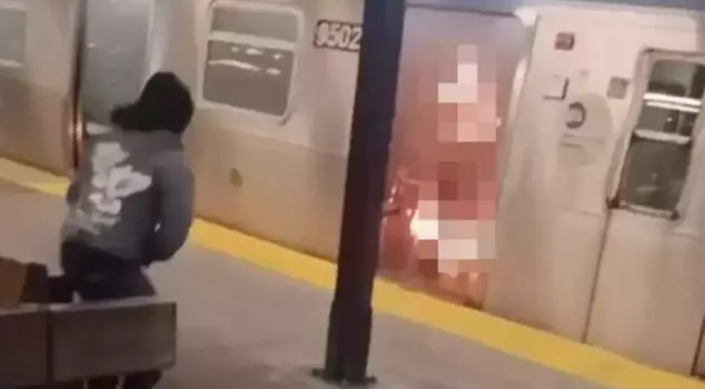 The woman sleeping on the subway was burned to death by an unknown person.