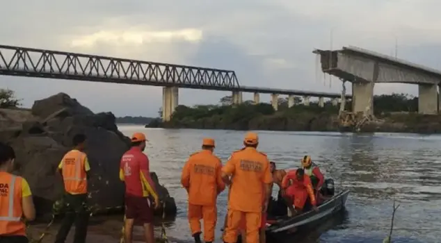 A 533-meter-long bridge has collapsed: 2 dead, 10 missing.