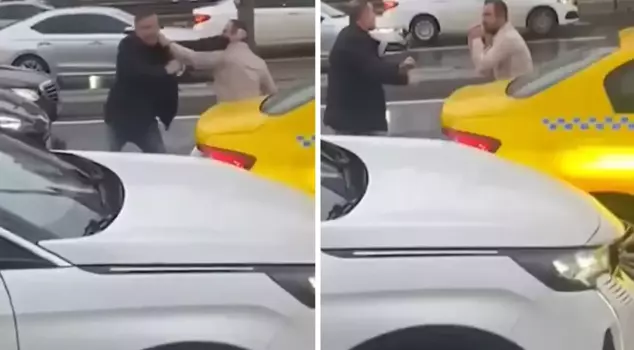 Two boxers got into a fight in traffic, resulting in strange scenes.